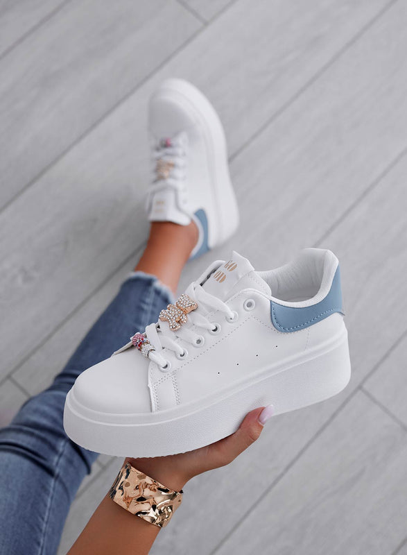 MARIANNA - Sneakers bianche con retro azzurro e teddy gioiello