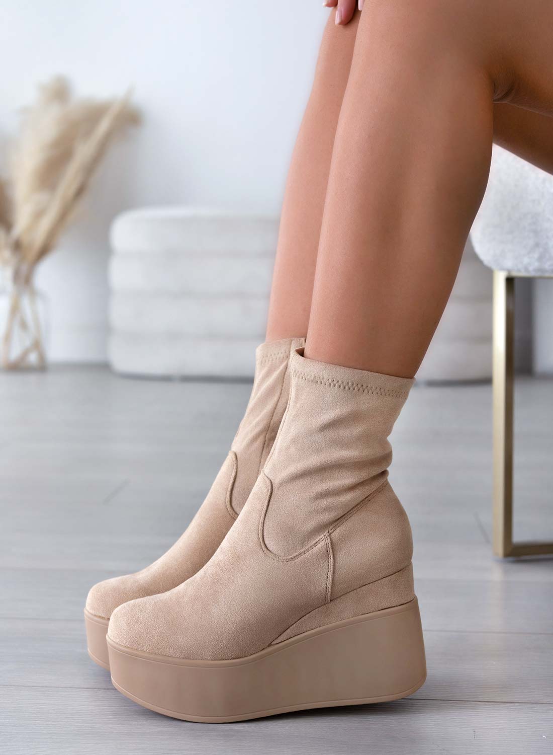 MIAA - Stivaletti Alexoo beige scamosciati con zeppa