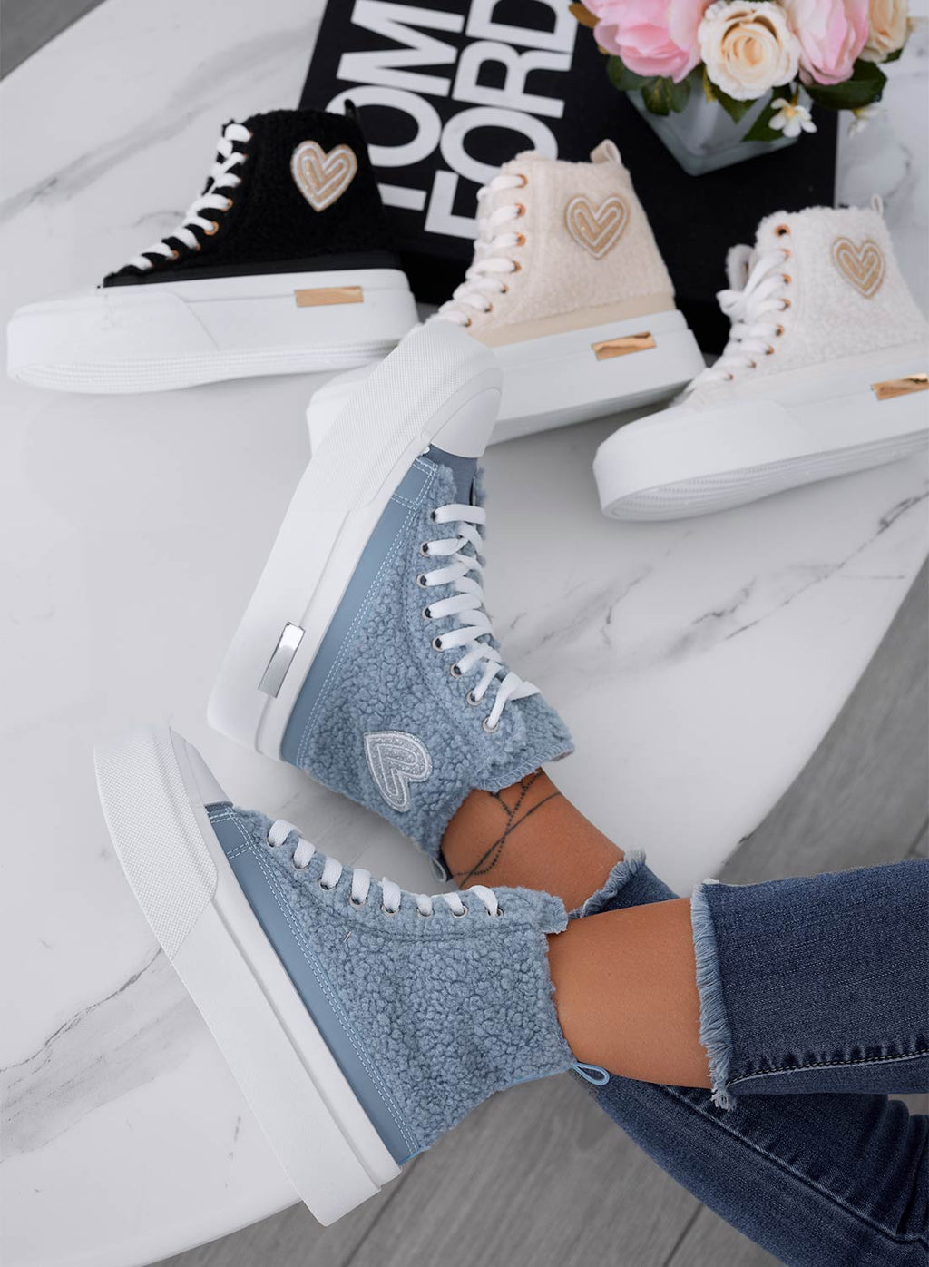 Sneakers azzurre alte in ecopelliccia con cuore argento