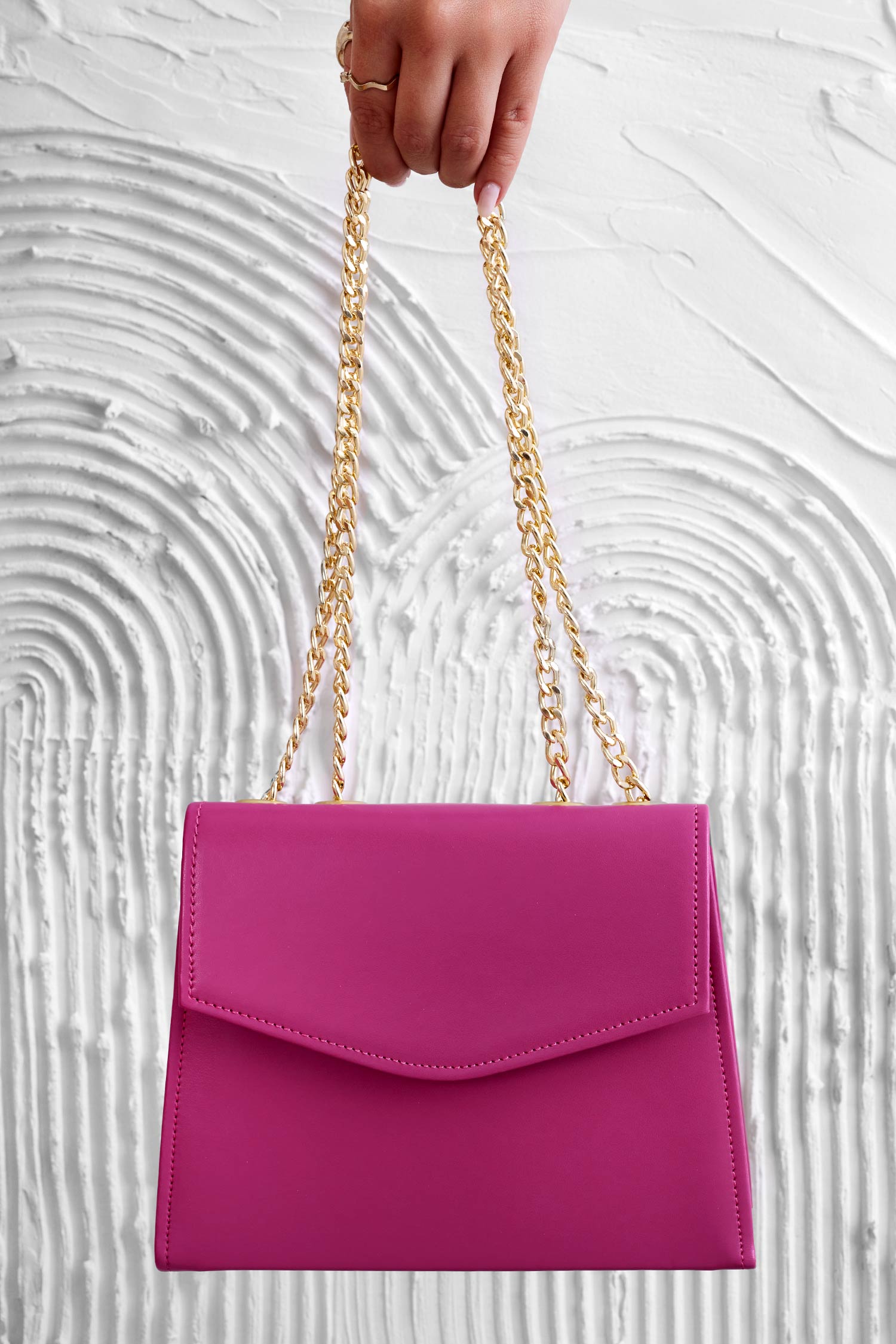 Pochette fuchsia B217 avec chaîne dorée