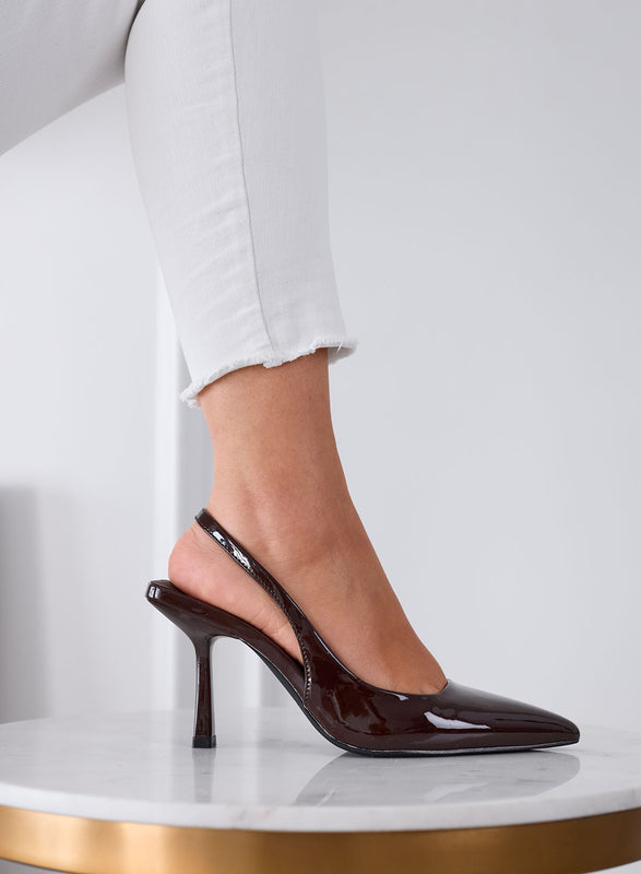 NAOMI - Escarpins slingback marron en vernis à bout pointu avec talon