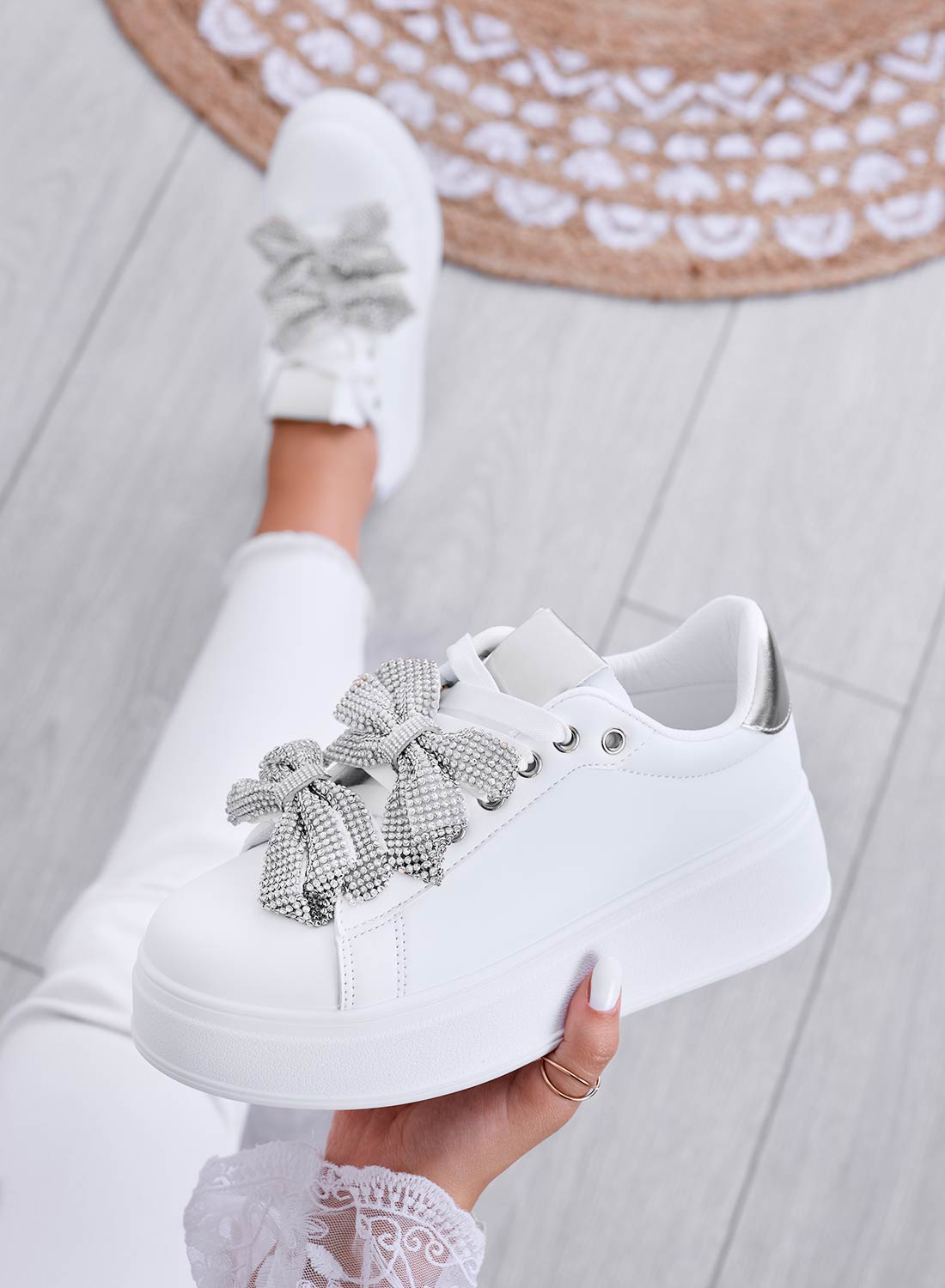 DEZZY - Baskets blanches avec nœuds en strass argentés