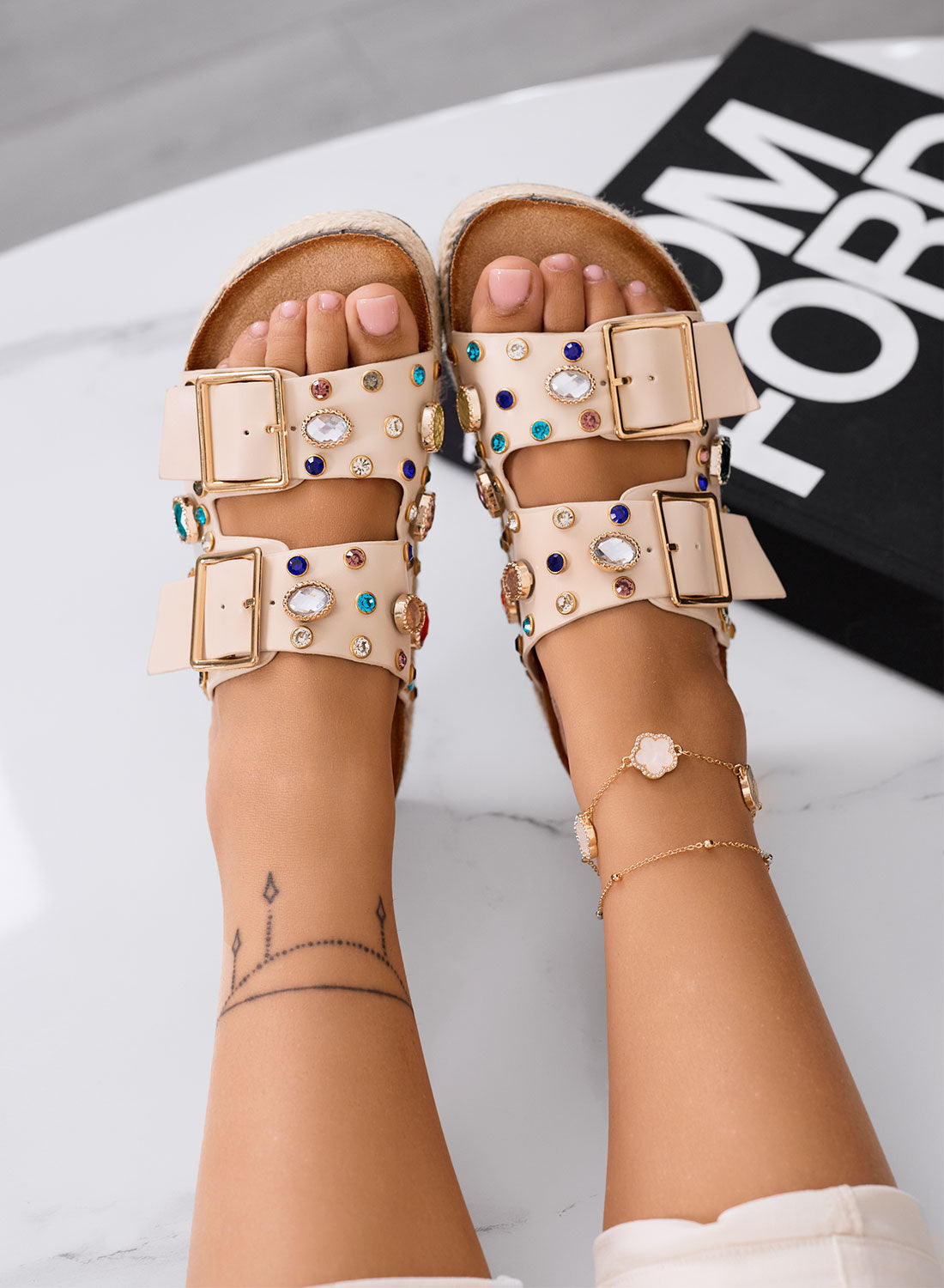 PRISCILLA - Sandali Ciabatte beige platform con maxi fibbie e pietre colorate