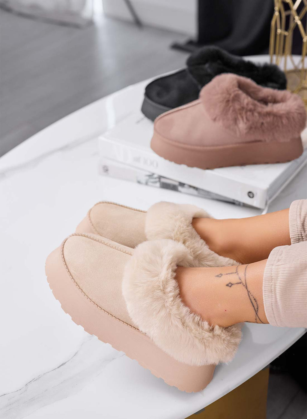 LUANDA - Pantofole beige in pelliccia sintetica ultra soffice e suola antiscivolo