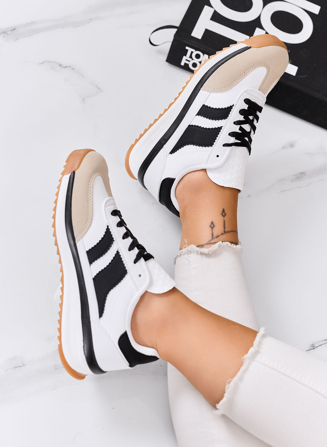 BIELLA - Sneakers bianche in tessuto con dettagli neri e suola in gomma