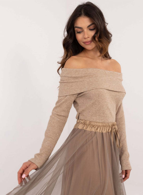 Maglia beige con scollo a barca