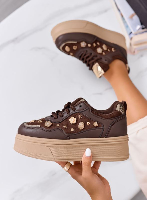 AIDA - Zapatillas plataforma marrones con decoraciones doradas