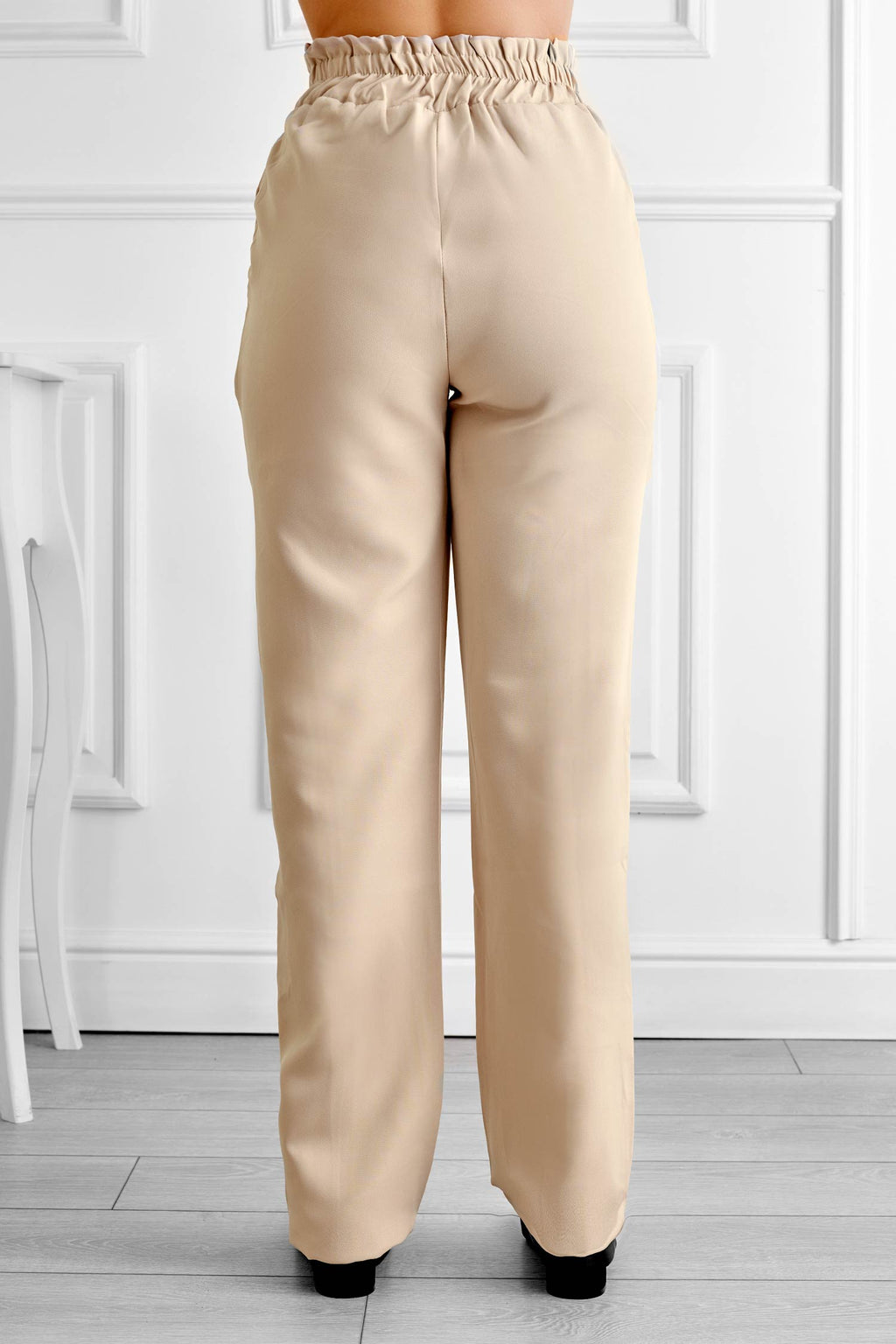 Pantalone beige con molla e laccio in vita