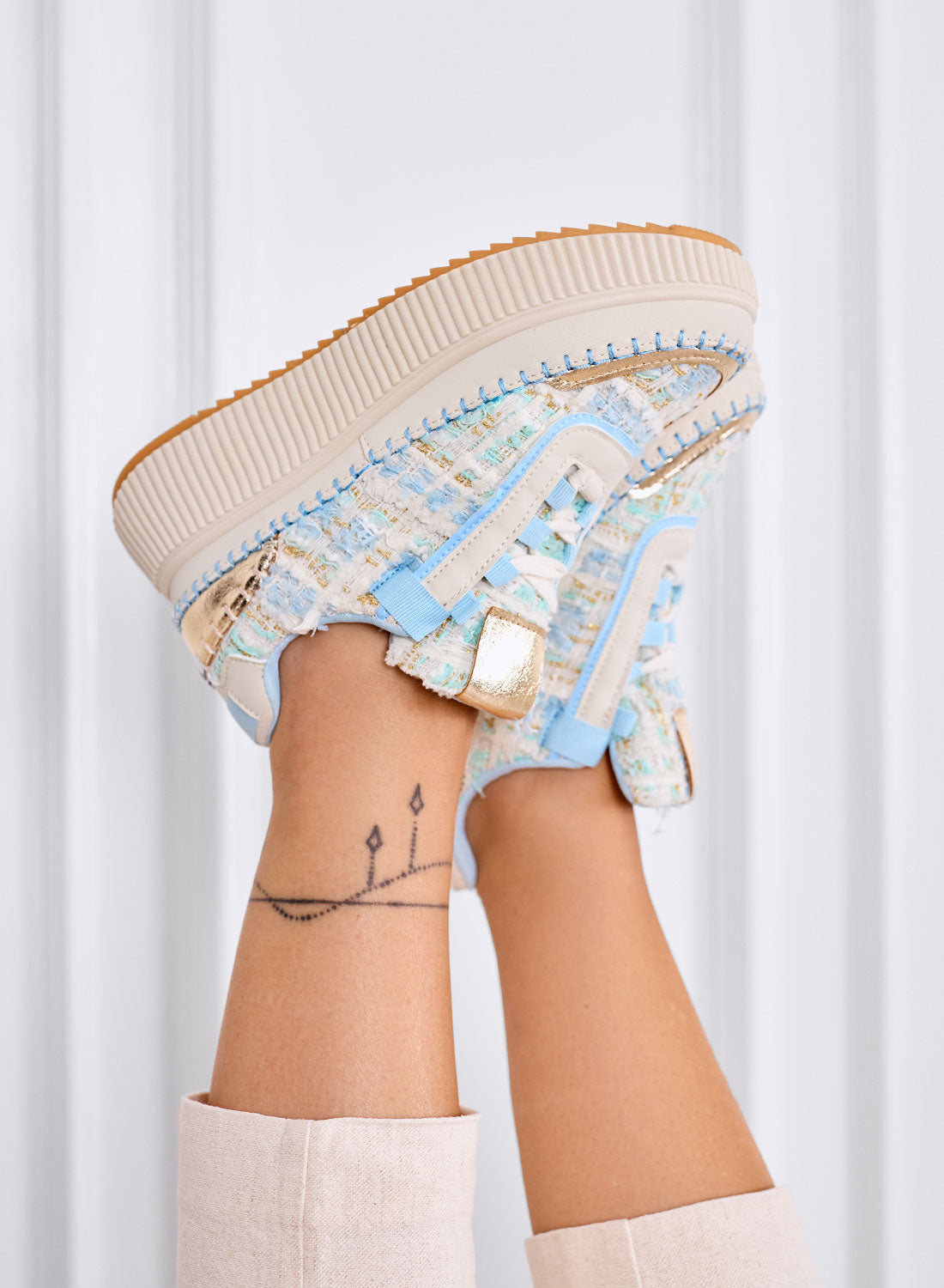 DAFNE - Baskets beige à plateforme en tweed bleu clair avec détails dorés