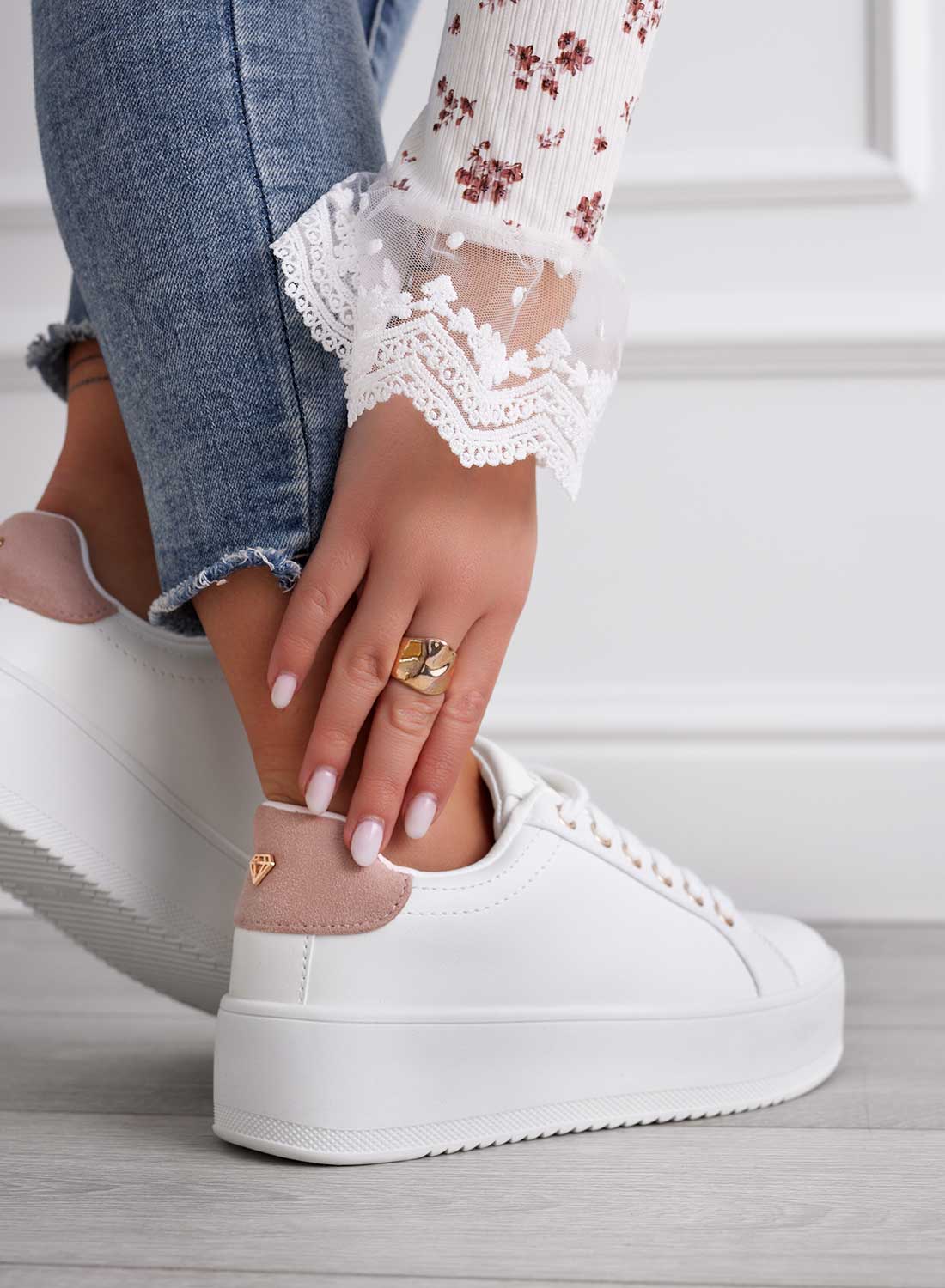 CARRY - White Sneakers with gold details and pink back