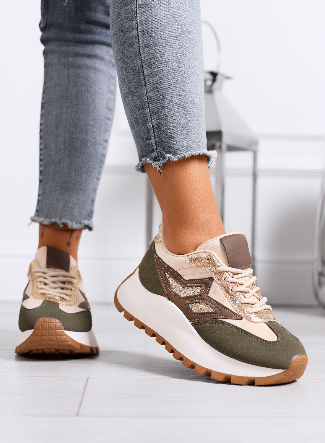 CLARISSA - Baskets beige et vertes avec détail pailleté et semelle épaisse