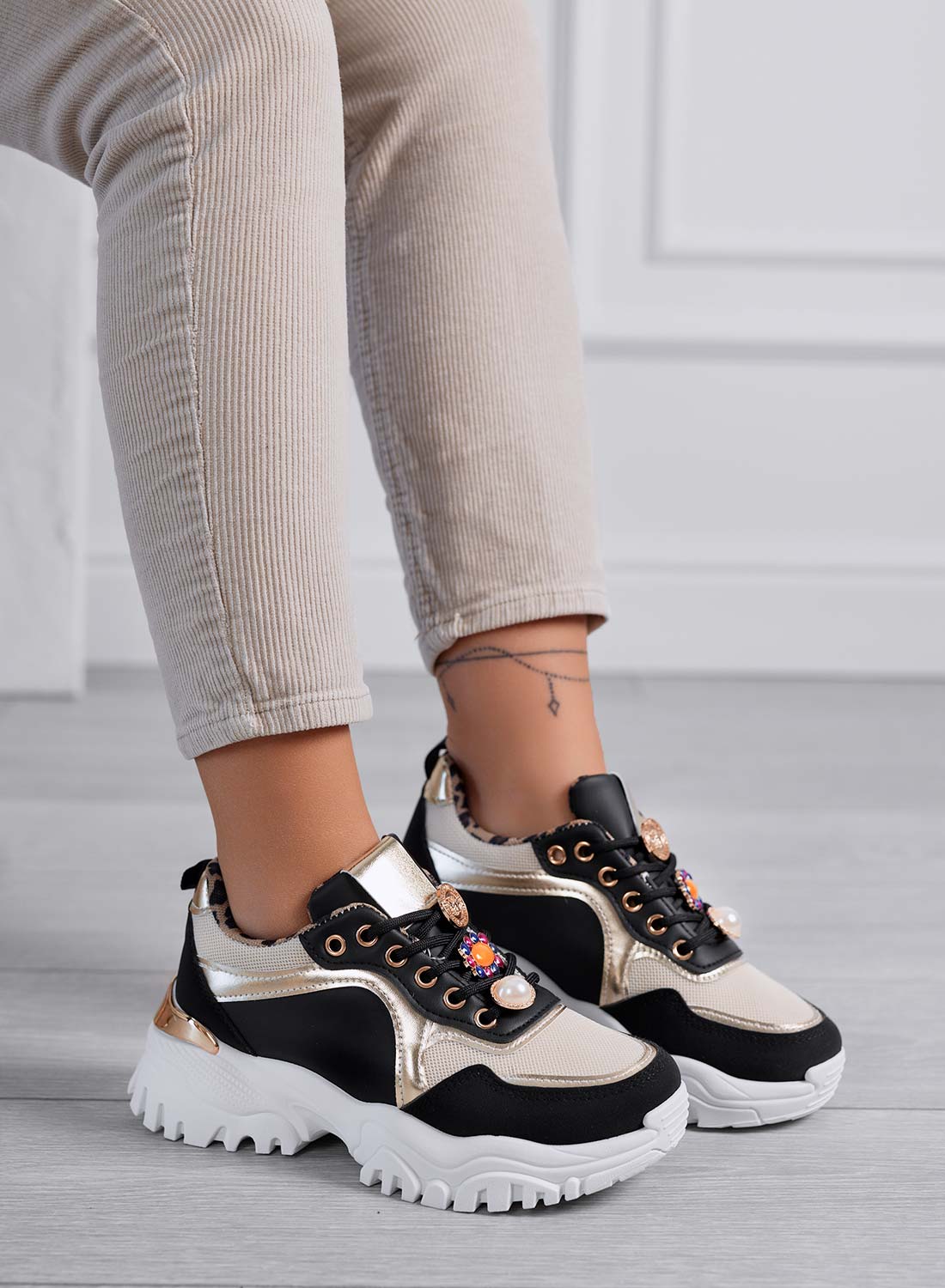 ADAMS - Sneakers donna nere con suola spessa e dettagli gioiello oro