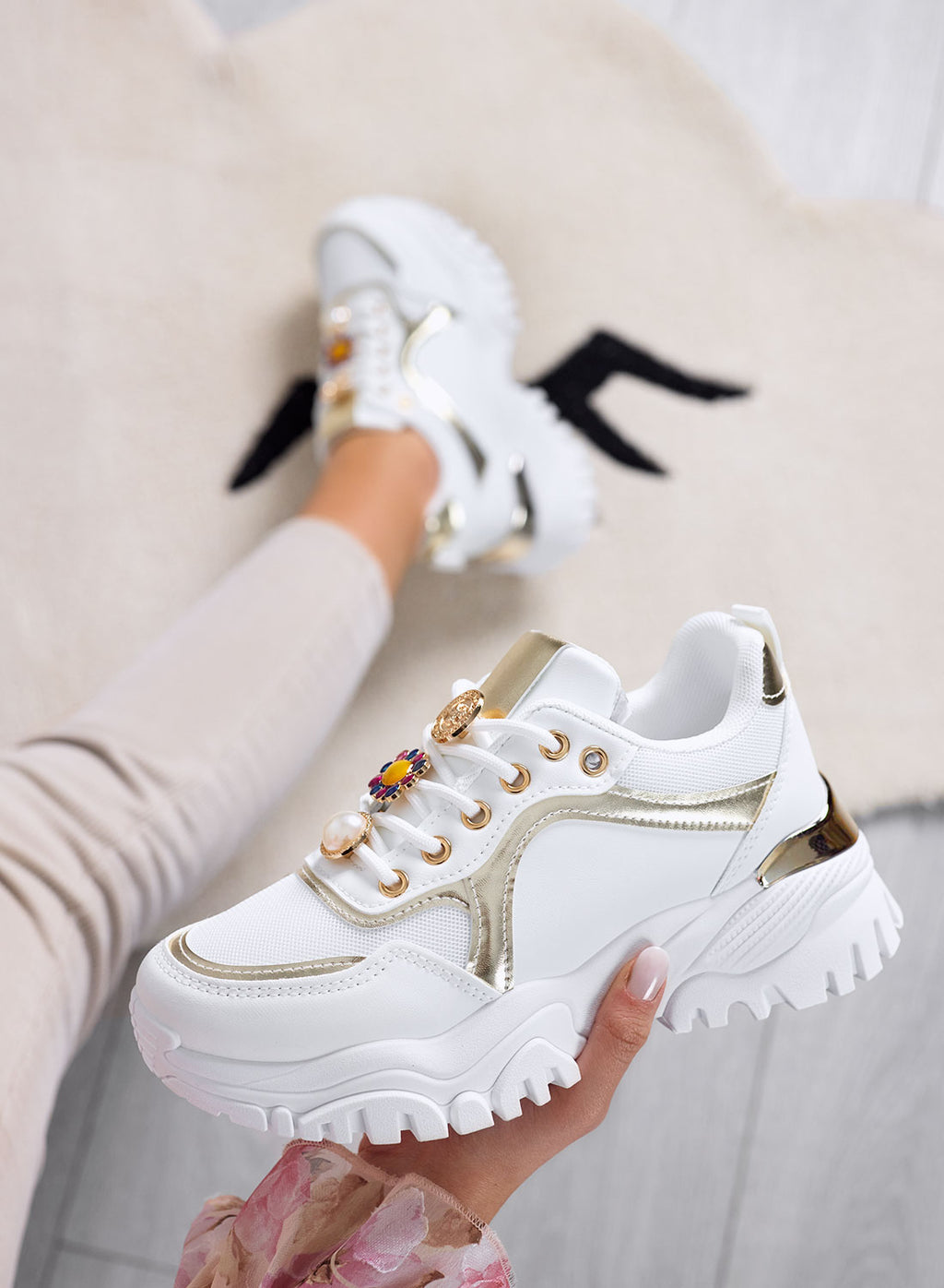 ADAMS - Sneakers donna bianche con suola spessa e dettagli gioiello oro