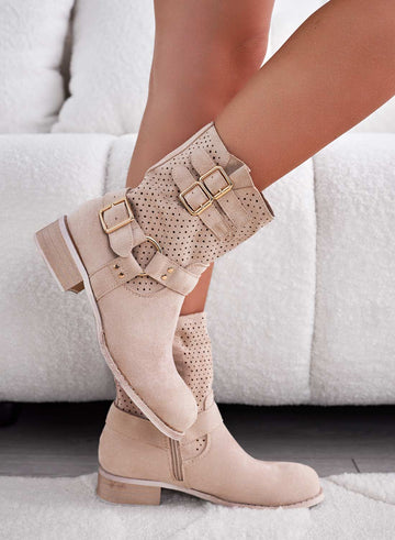 Botines beige calados con hebillas doradas
