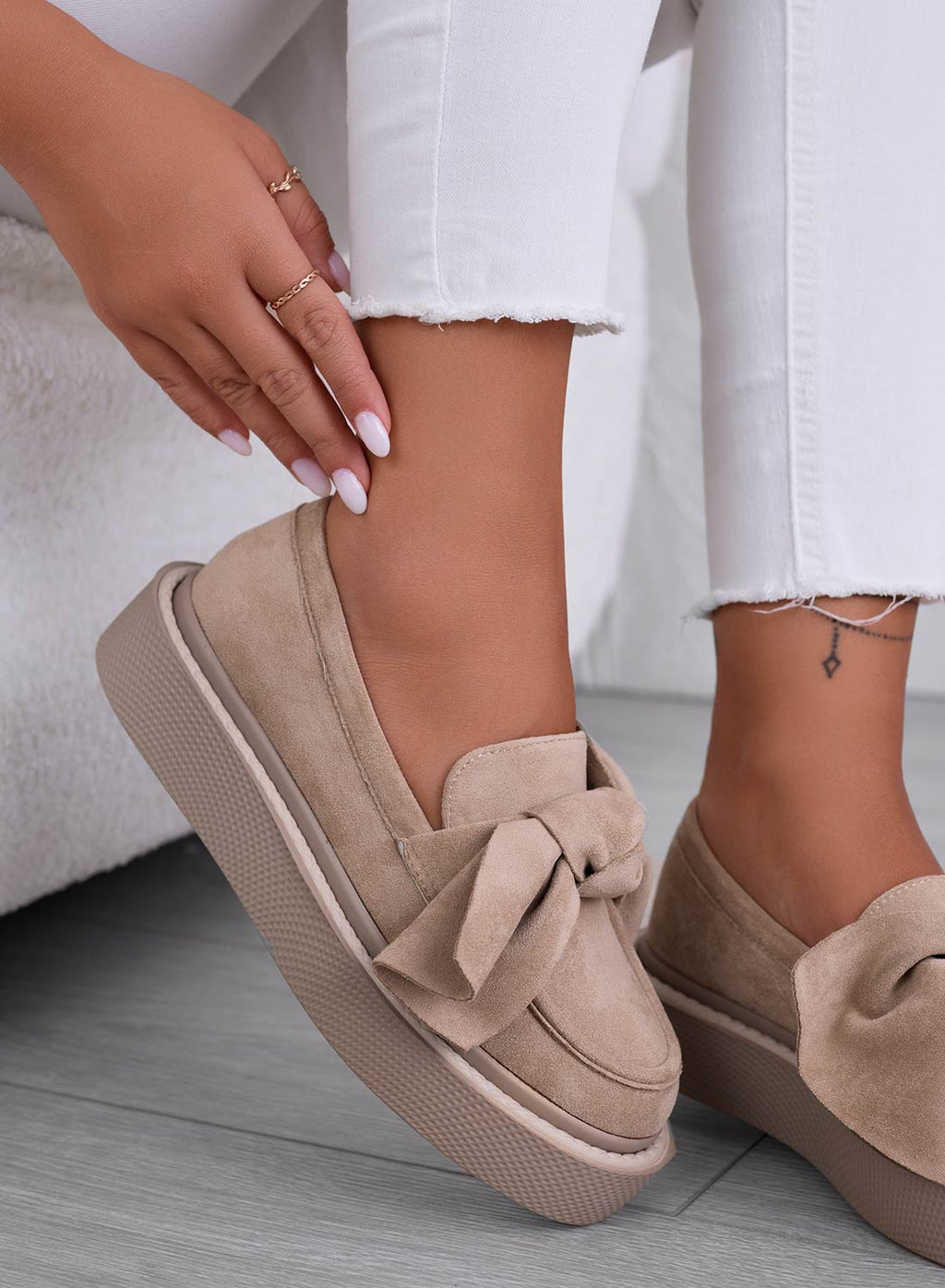 Mocassini beige scamosciati con fiocco