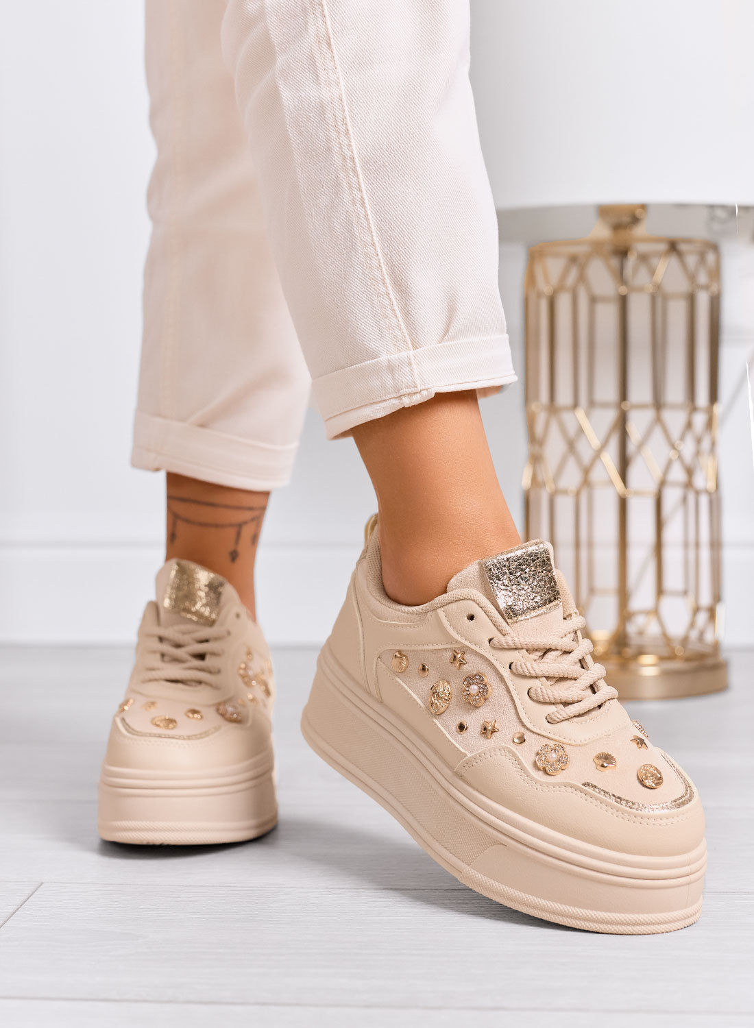 AIDA - Baskets plateforme beige avec décorations dorées