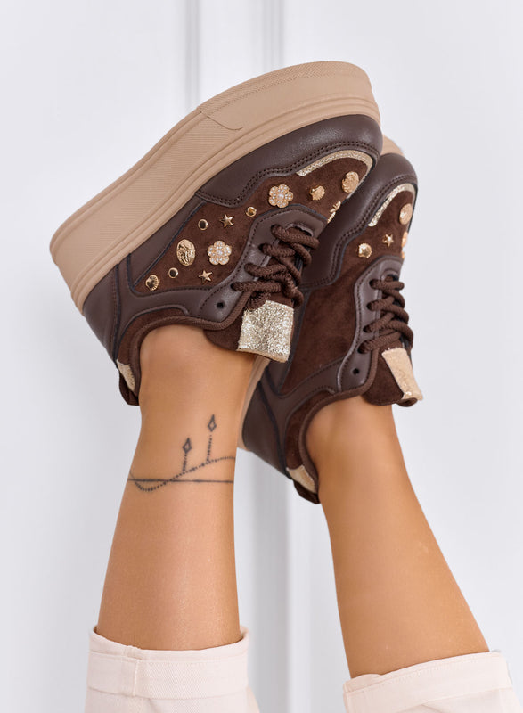 AIDA - Zapatillas plataforma marrones con decoraciones doradas