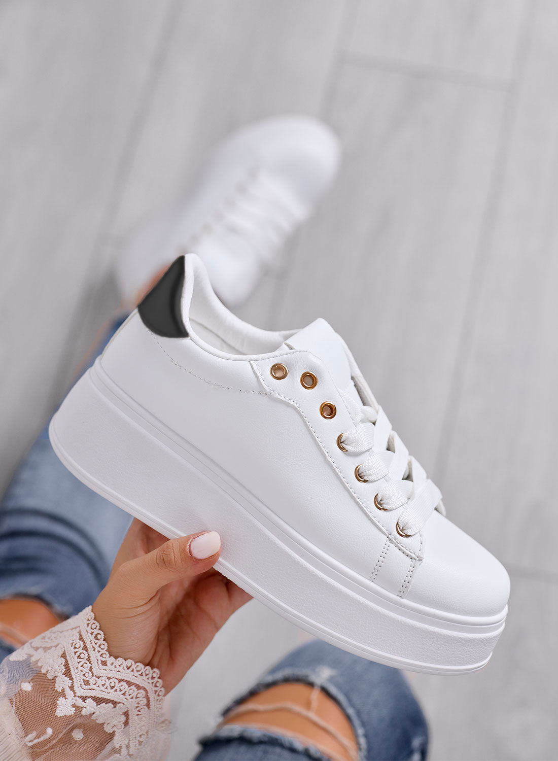 ALINDA - White sneakers with black heel