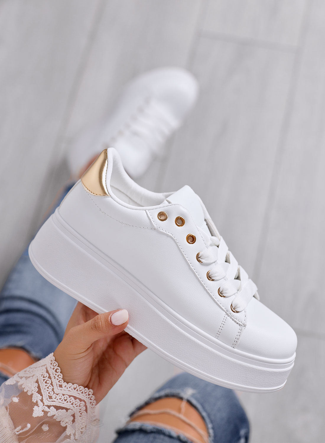 ALINDA - White sneakers with gold heel