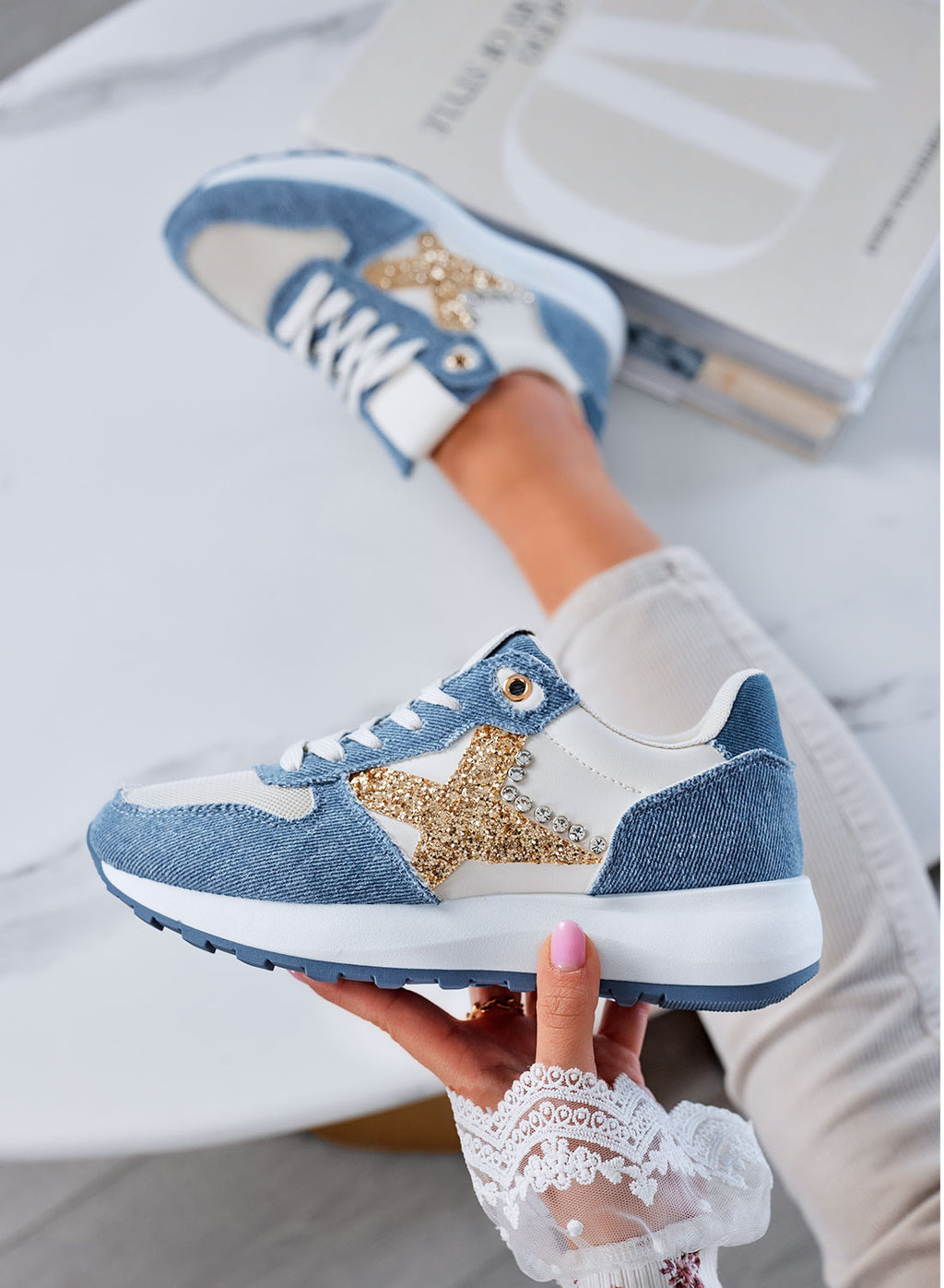 ARISA - Sneakers blu jeans con glitter oro e strass