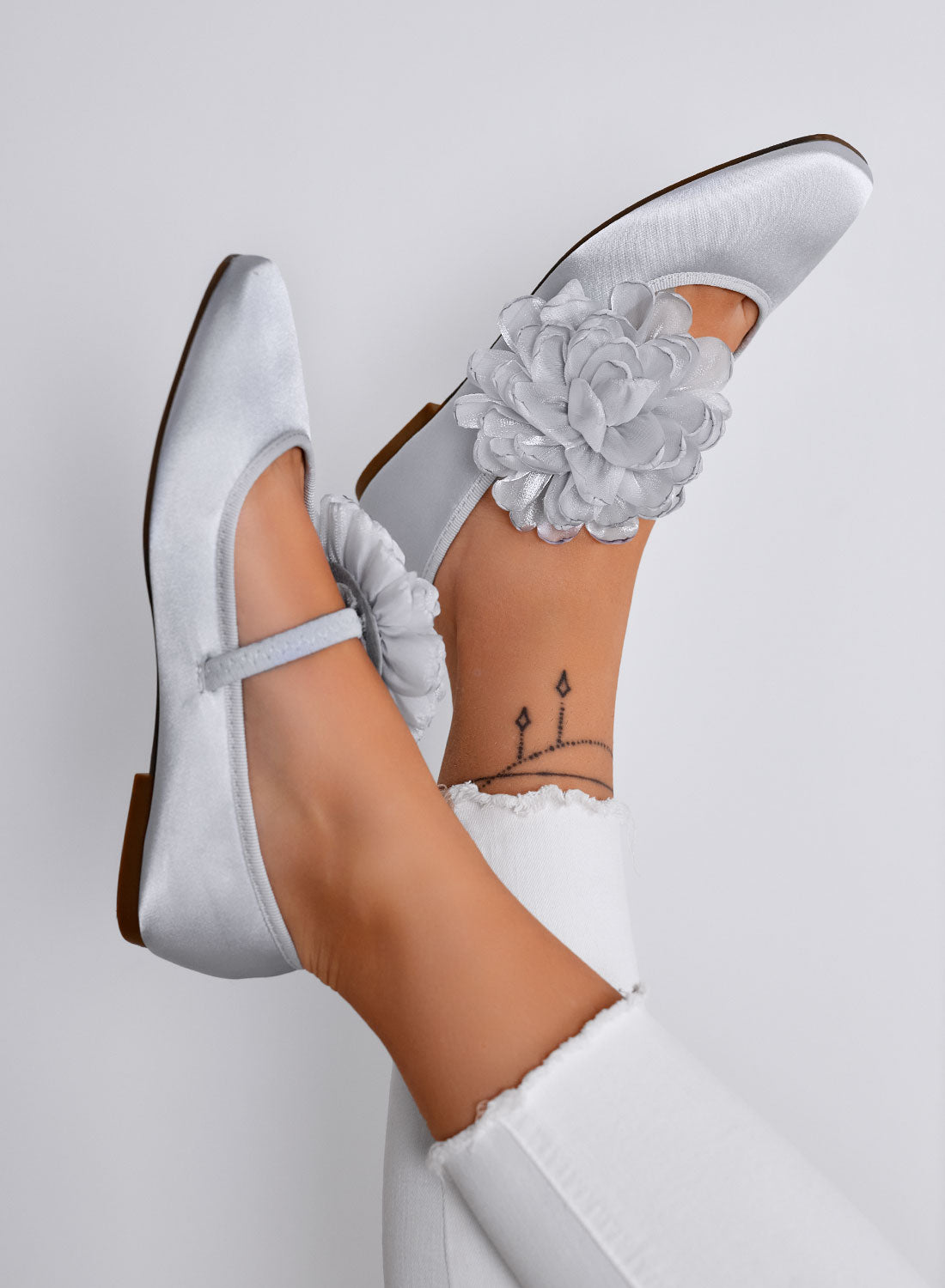 ATHENA - Ballerine Argento Eleganti in Raso con Fiore Decorativo