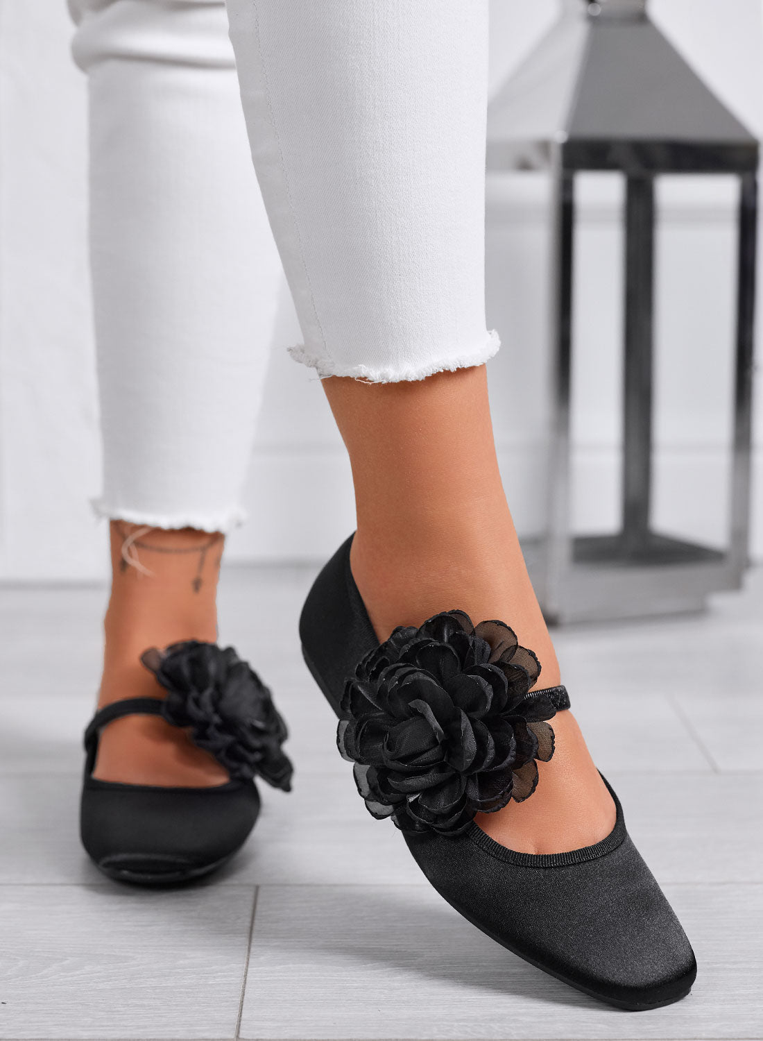 ATHENA - Ballerine Nere Eleganti in Raso con Fiore Decorativo
