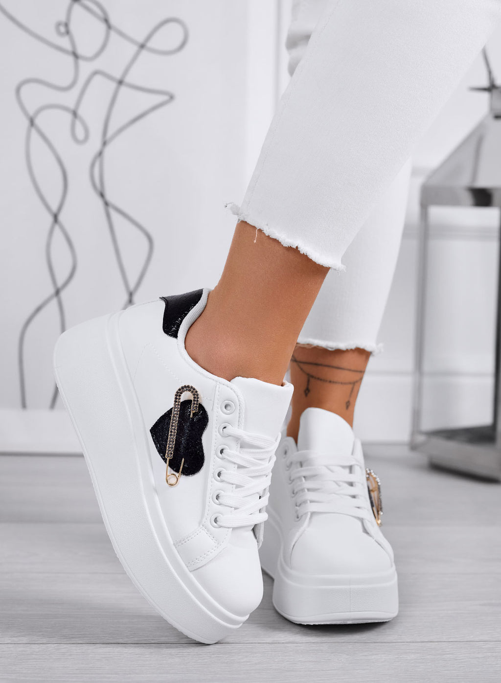 Sneakers platform bianche con applicazione spilla gioiello
