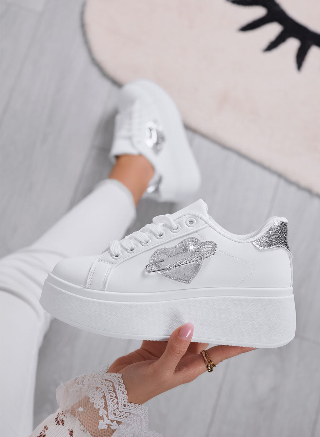 AURELIA - Sneakers platform bianche con applicazione spilla gioiello argento