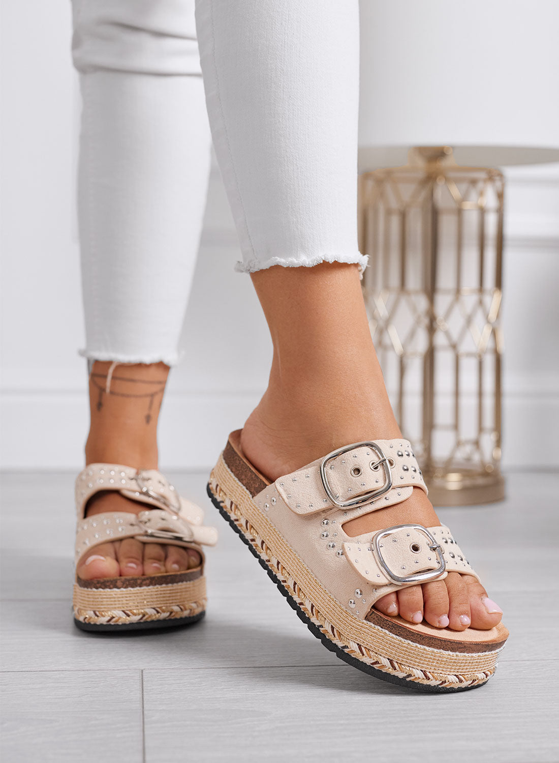 BILBAO - Sandali beige Ciabatte platform con borchie e doppia fibbia