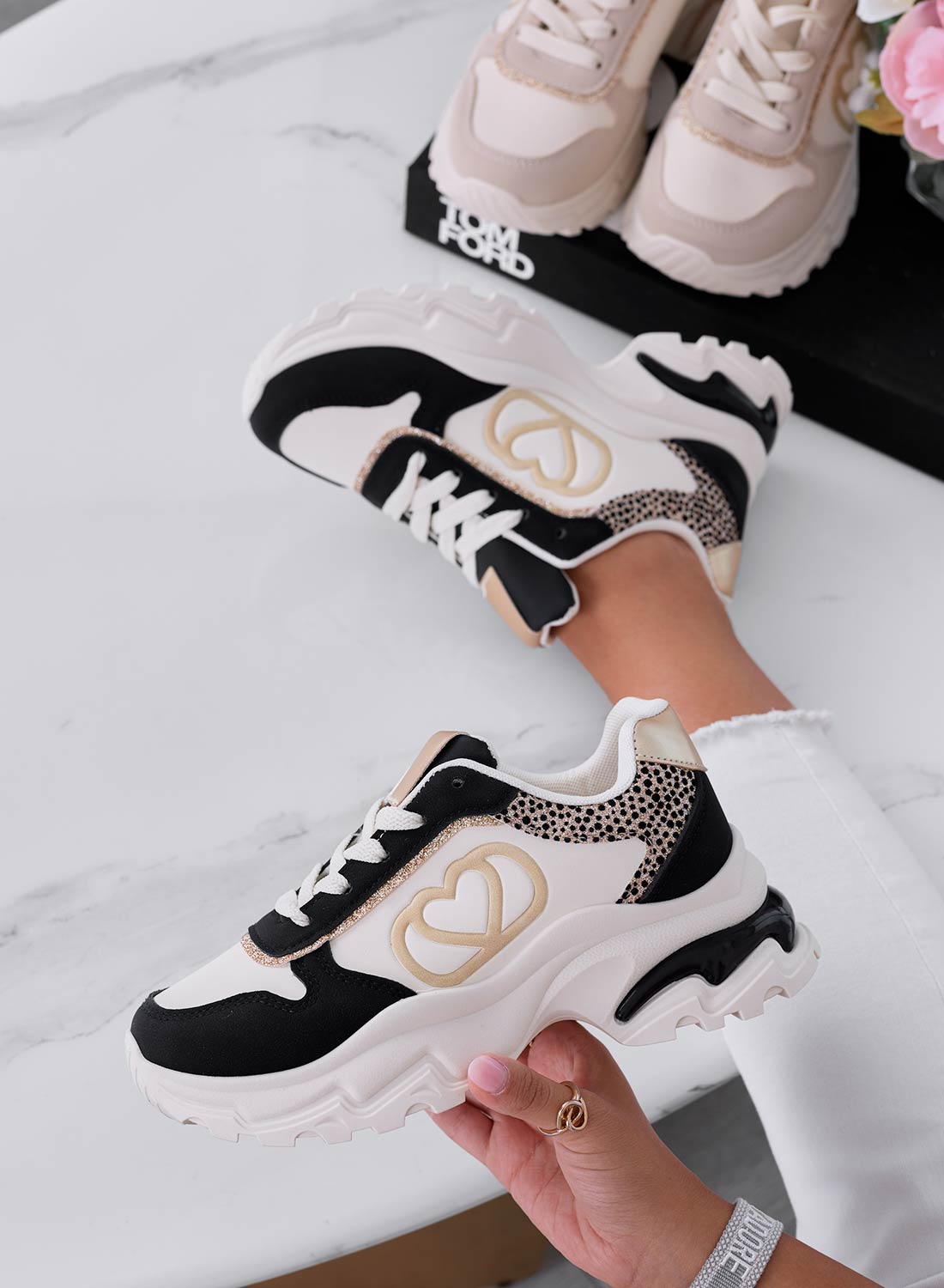 BORA - Sneakers nere con cuore e inserti oro