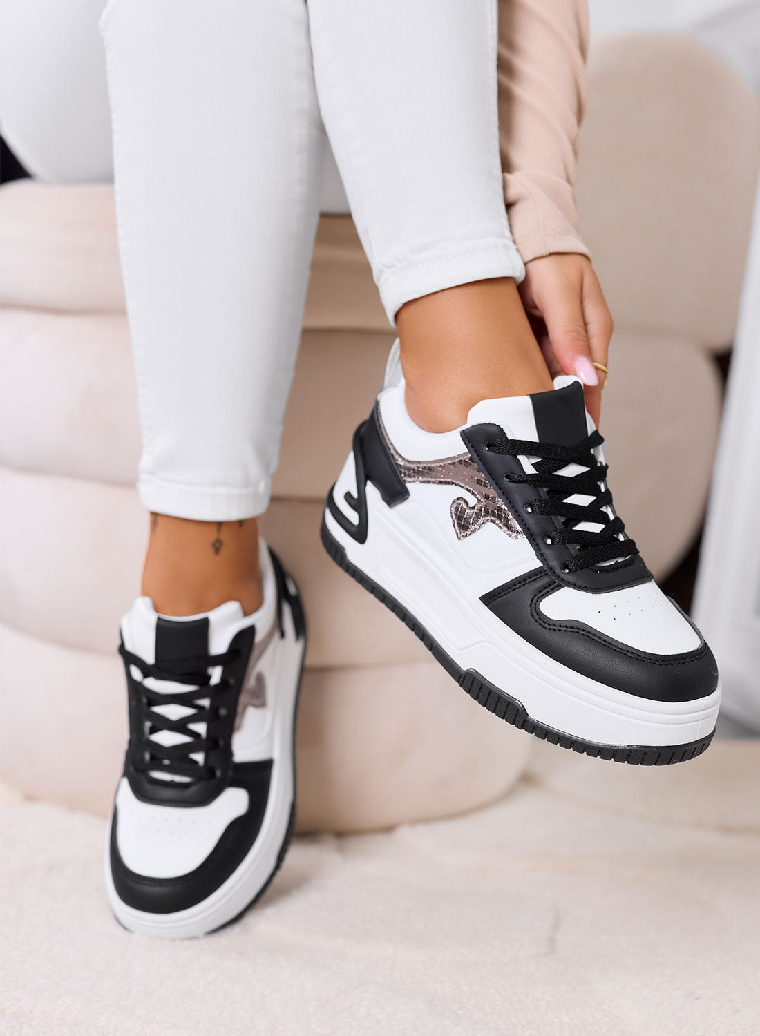 BRIGIDA - Sneakers bianche con zeppa e dettagli neri