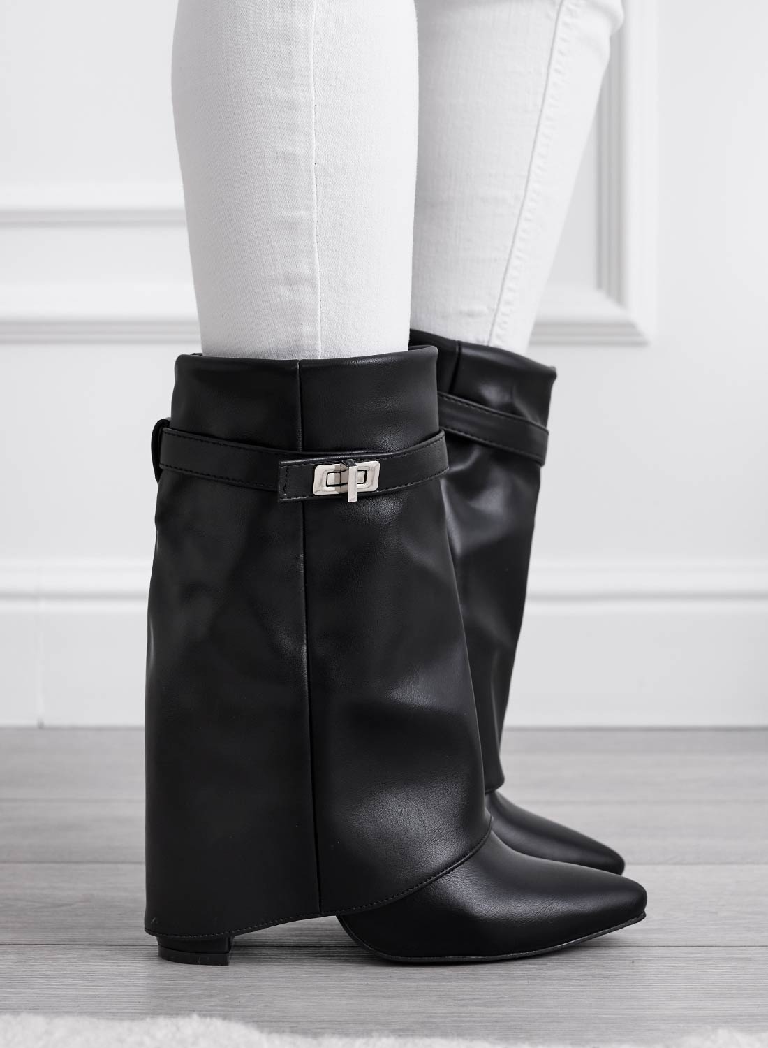 BROKEN - Black ankle boots with cuff
