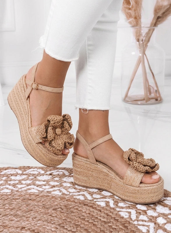 BOEMIA - Sandali beige in rafia con zeppa e fiore