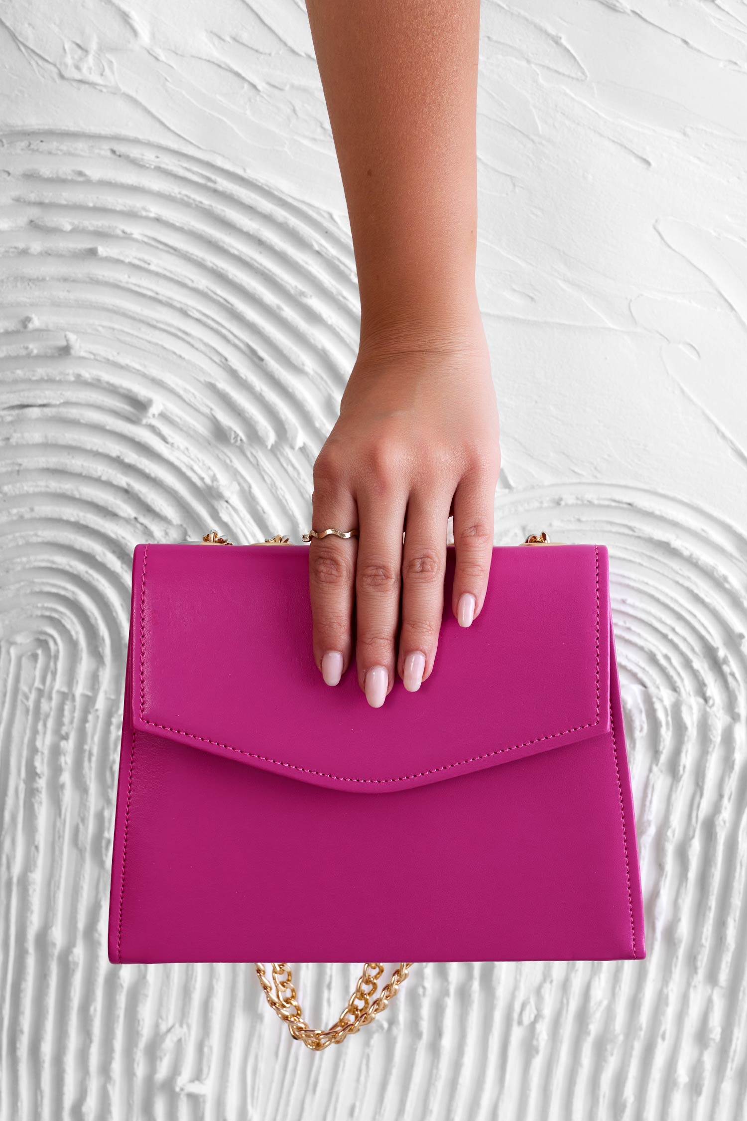 Pochette fuchsia B217 avec chaîne dorée