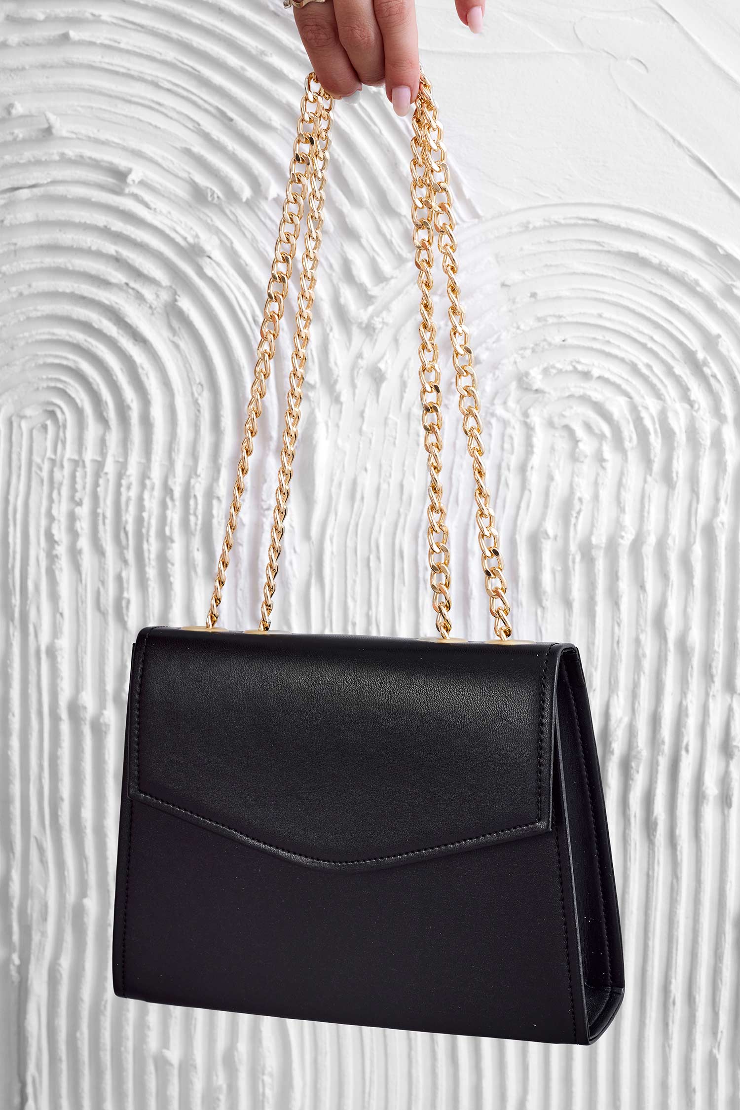 Pochette noire B217 avec chaîne dorée