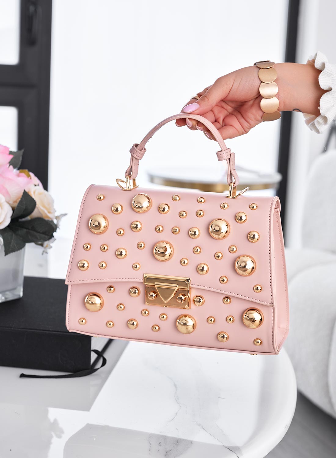 Sac rose avec clous sphériques dorés et bandoulière B231