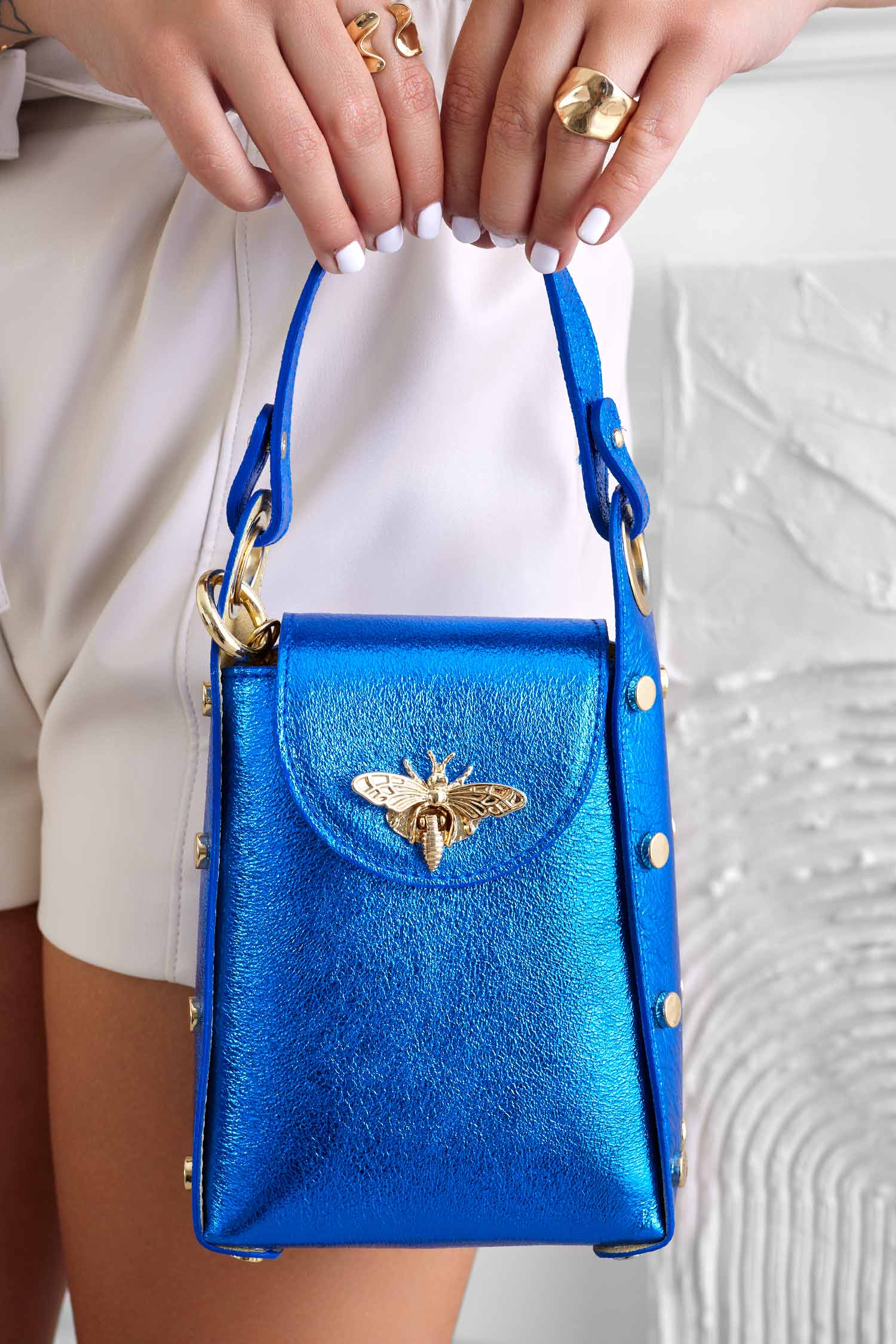 Sac à main bleu métallisé avec clous et bandoulière amovible