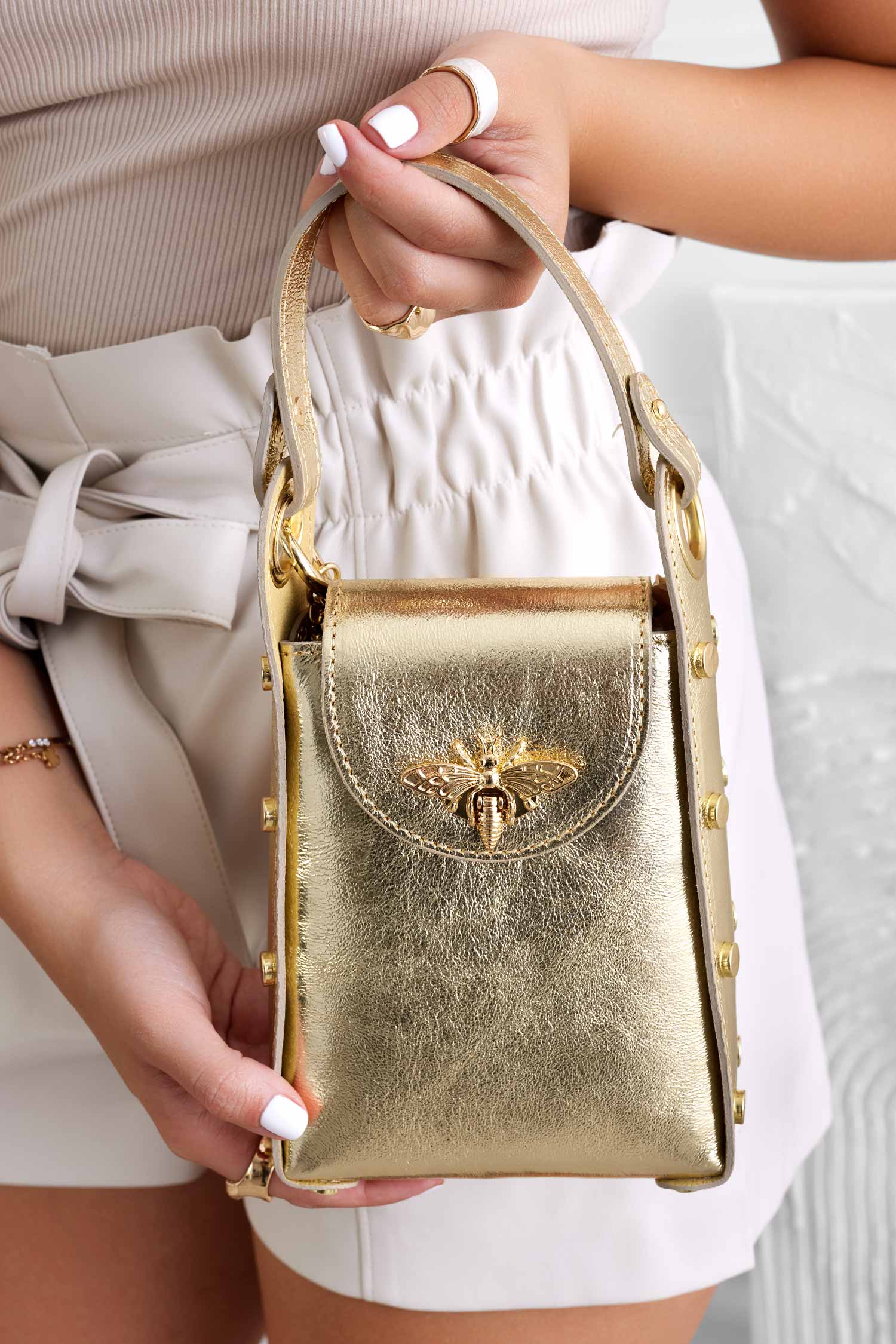 Sac à main doré métallisé avec clous et bandoulière amovible