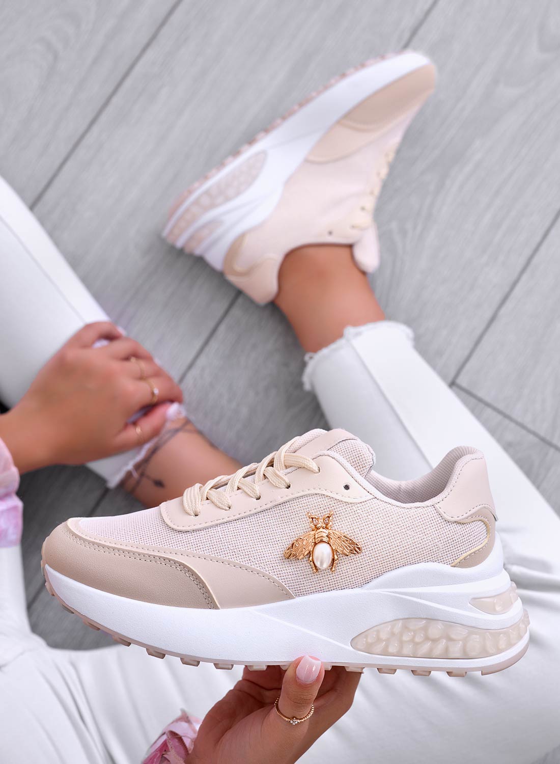 CAMERON - Beige sneakers in laminated fabric with gold bee