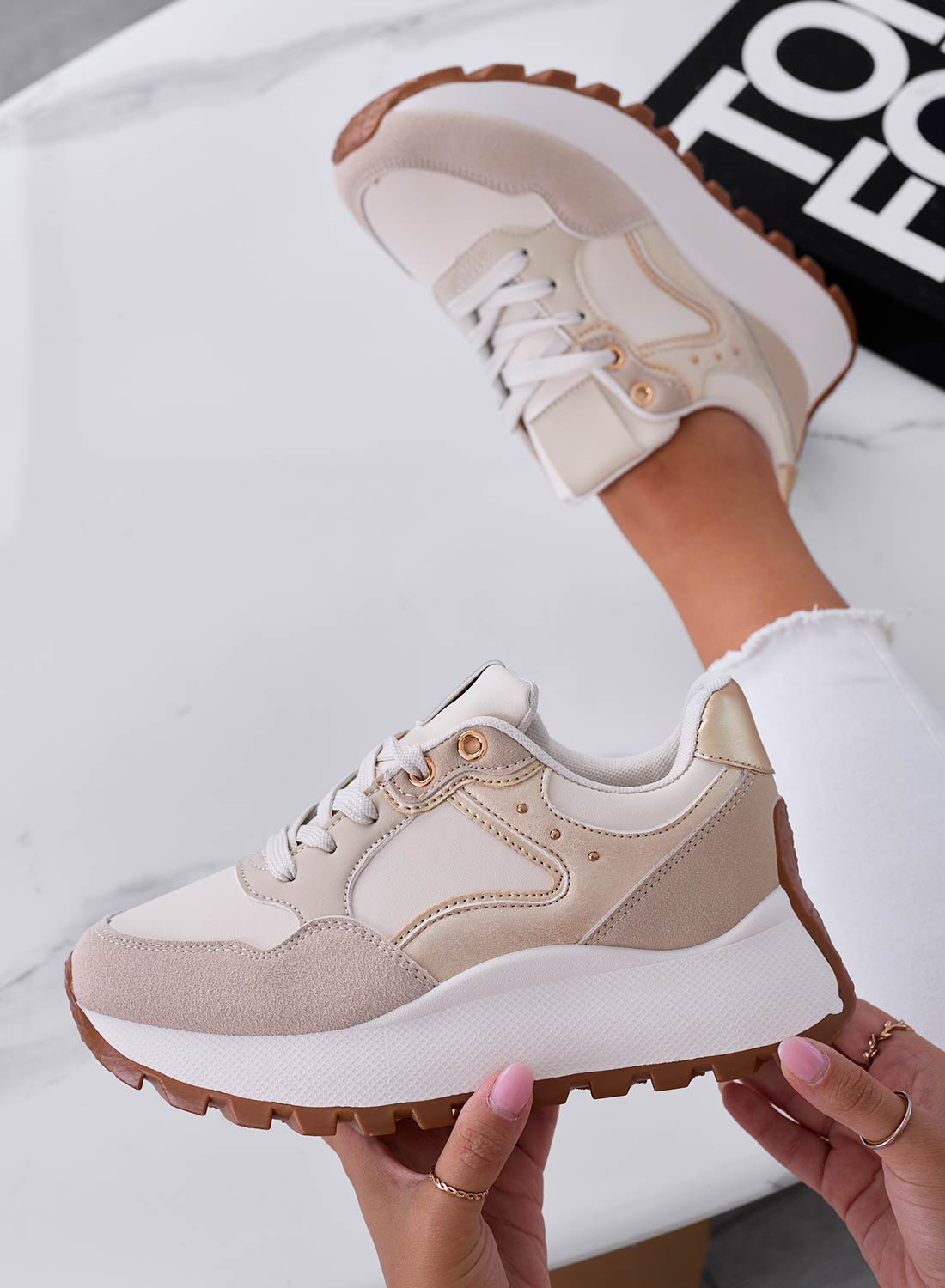 CARLA Sneakers beige con borchie oro e suola alta