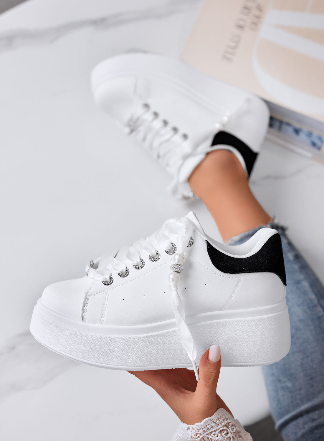 CARTER - Sneakers Platform bianche con retro nero e Lacci in Raso e Perle