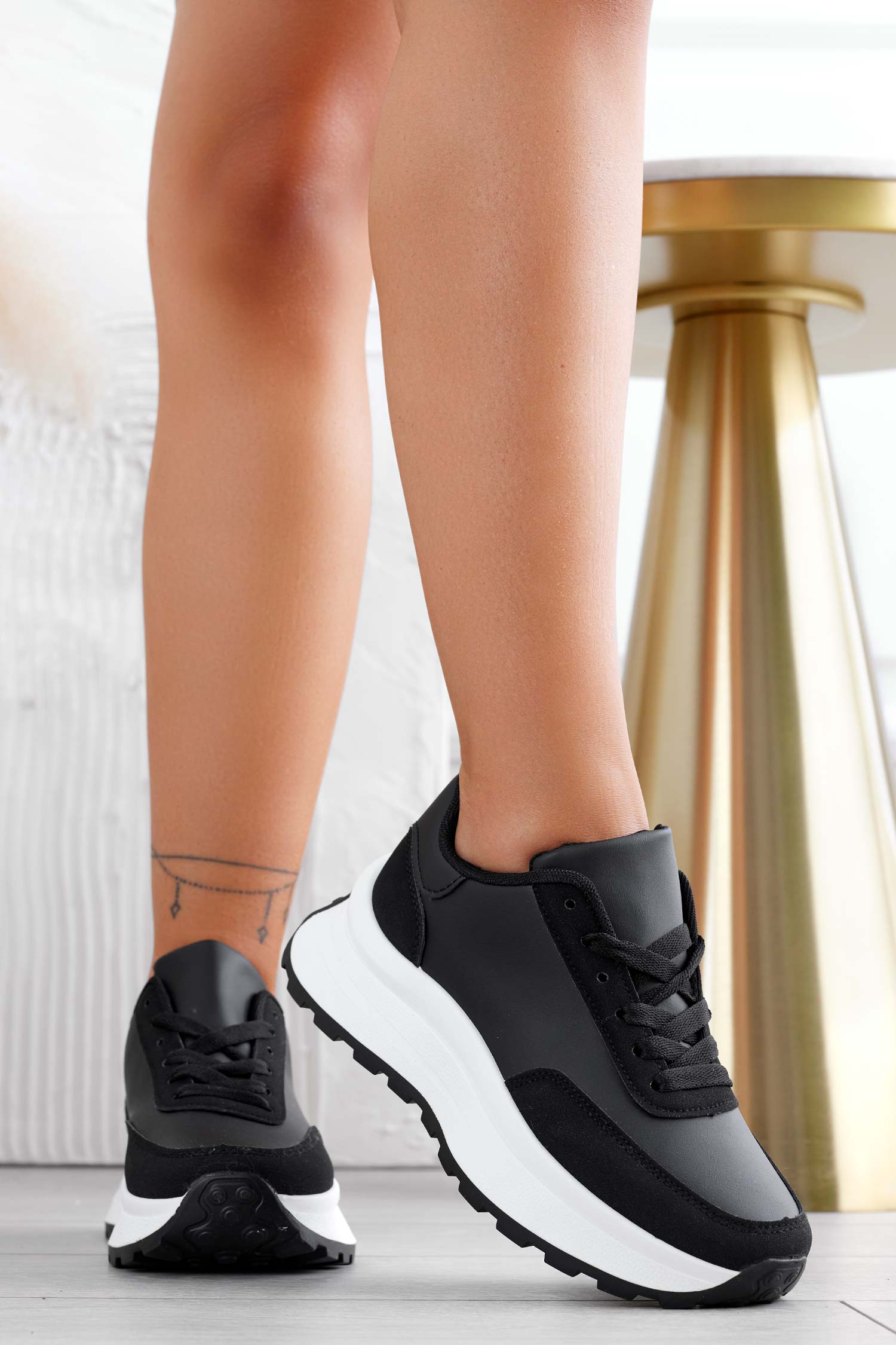 Sneakers nera con suola alta