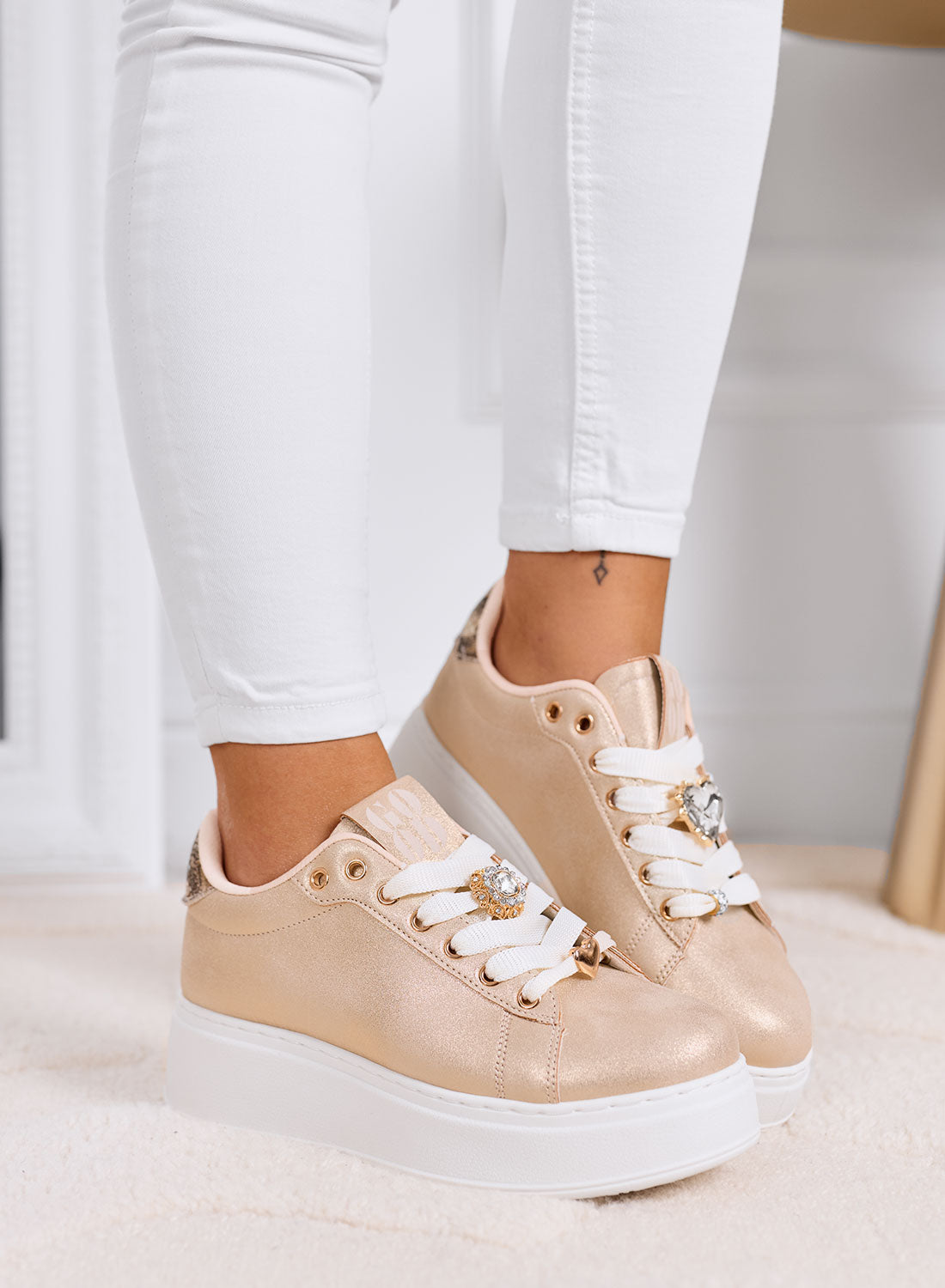 CETTY - Sneakers oro rosa con charms gioiello e suola platform bianca