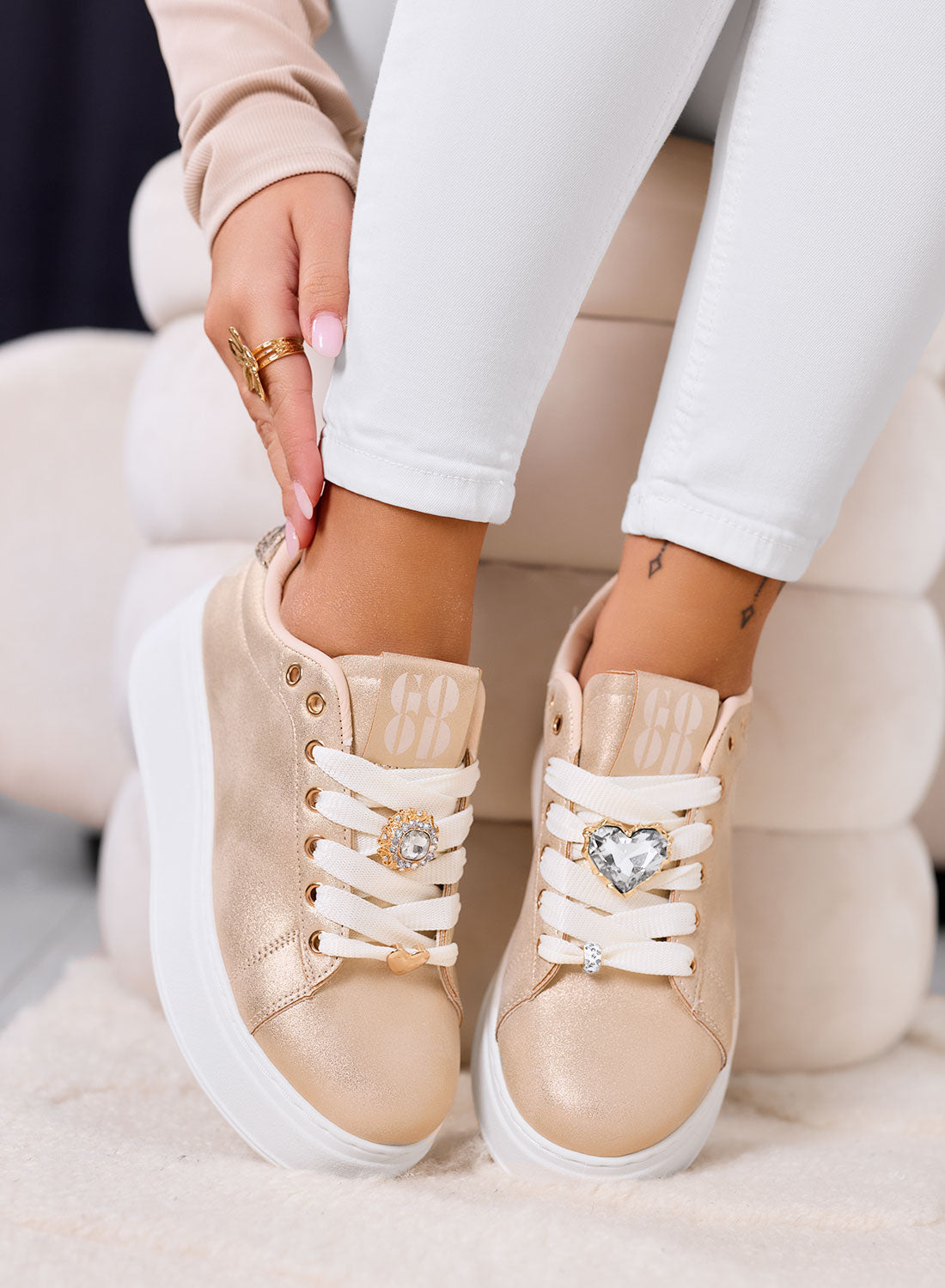 CETTY - Sneakers oro rosa con charms gioiello e suola platform bianca