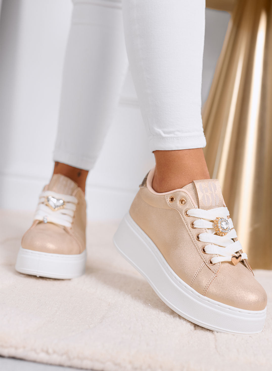 CETTY - Sneakers oro rosa con charms gioiello e suola platform bianca