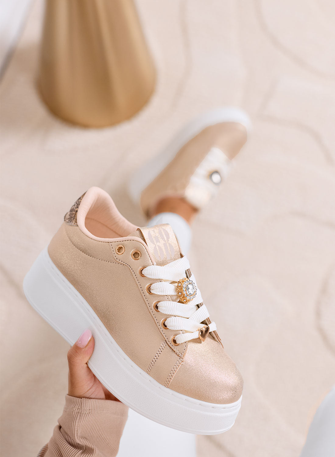 CETTY - Sneakers oro rosa con charms gioiello e suola platform bianca
