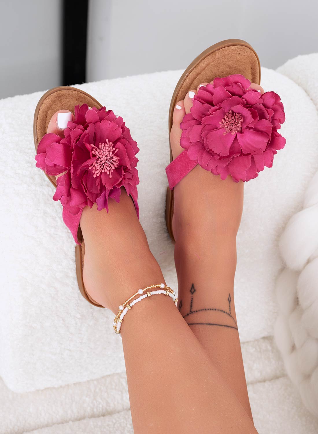 Fuchsia flip-flop sandals with applied flower