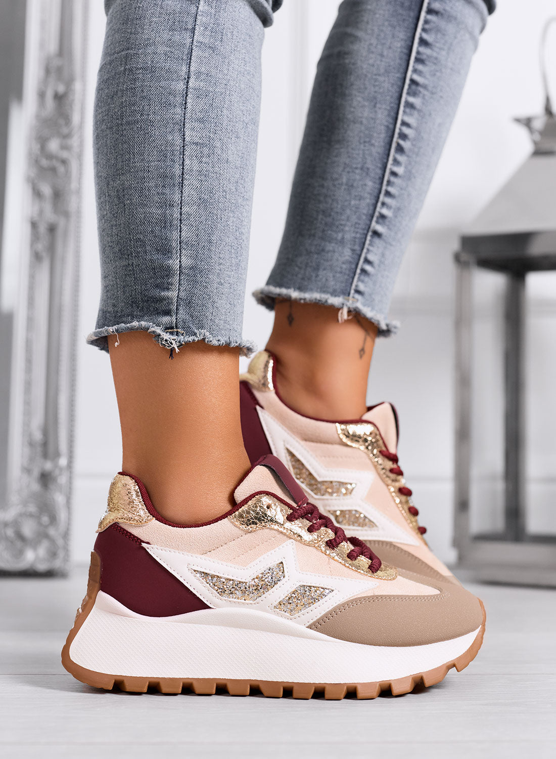 CLARISSA - Baskets beige et bordeaux avec détail pailleté et semelle épaisse