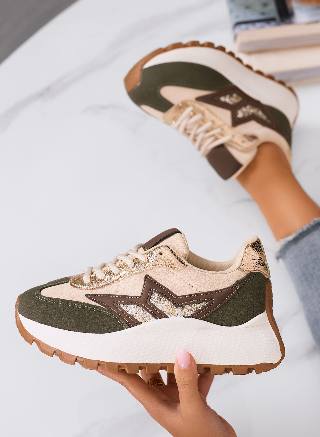 CLARISSA - Baskets beige et vertes avec détail pailleté et semelle épaisse