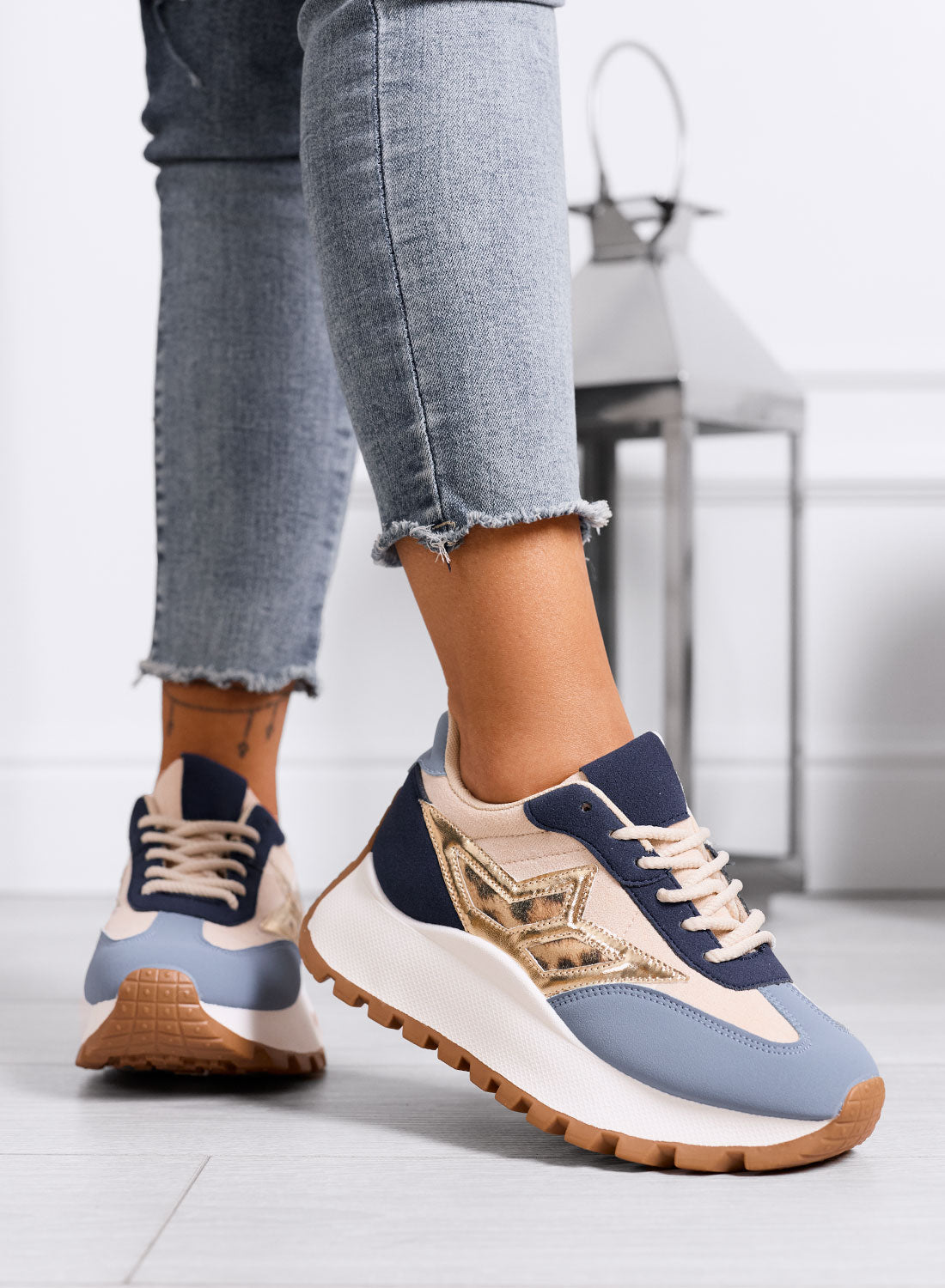 CLARISSA - Baskets bleu et beige avec détail léopard et semelle épaisse